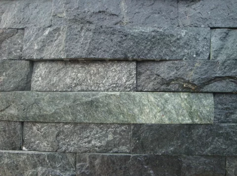 Formátovaný kameň - pílený obklad Gneis prírodný povrch G69 Gneis výška pásu 7,5 cm