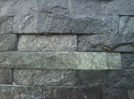 Formátovaný kameň - pílený obklad Gneis prírodný povrch G69 Gneis výška pásu 7,5 cm