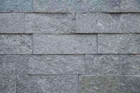 Formátovaný kameň - pílený obklad Gneis prírodný povrch G85 Gneis výška pásu 7,5 cm