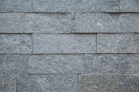 Formátovaný kameň - pílený obklad Gneis prírodný povrch G85 Gneis výška pásu 7,5 cm