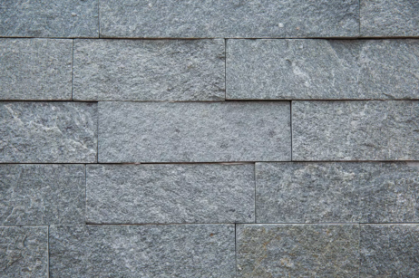 Formátovaný kameň - pílený obklad Gneis prírodný povrch G85 Gneis výška pásu 7,5 cm