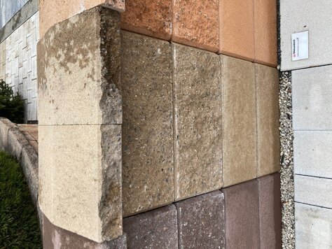 Okrasná plotová tvárnica štiepaná štvorstranná karamelová