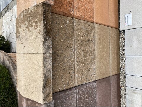 Okrasná plotová tvárnica štiepaná štvorstranná karamelová