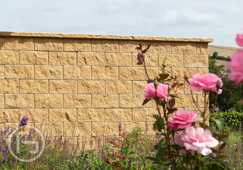 Okrasná plotová tvárnica štiepaná trojstranná piesková