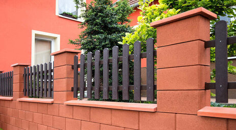 Plotová strieška Ferobet stĺpiková rovná 50x50x6,5 cm červená