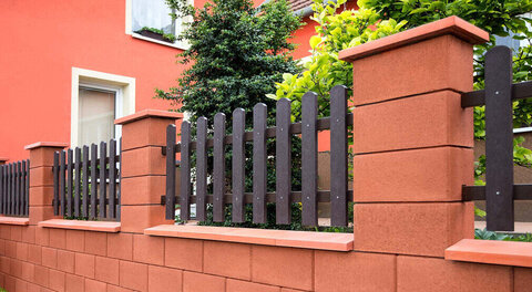 Plotová strieška Ferobet stĺpiková rovná 50x50x6,5 cm červená