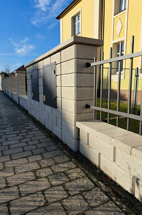 Plotová strieška stĺpiková ZDS 300 bielosivá